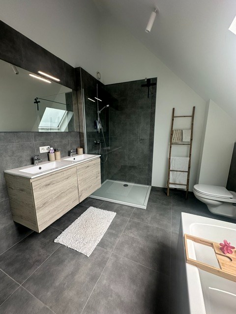 Recent en energiezuinig appartement met 2 slpk. en groot terras in Geel-centrum 