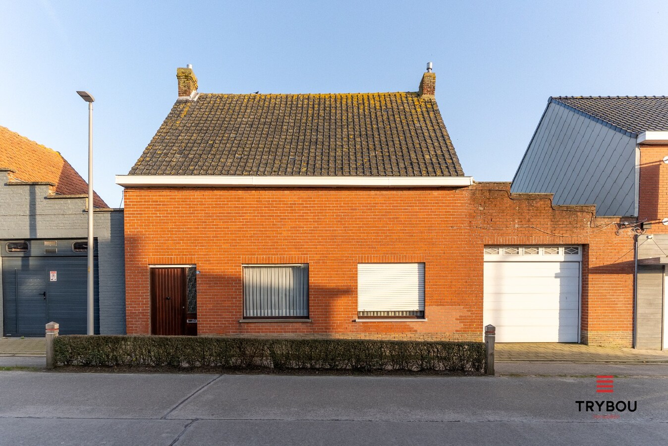 Te renoveren woning met garage en diepe tuin 