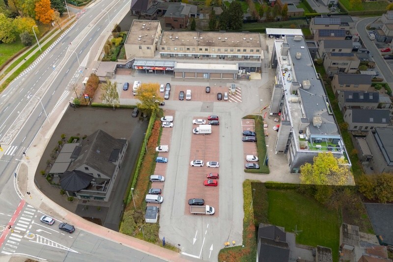 Rijksweg: Commercieel goed gelegen handelspand (ca 1.100 m²) met parking. 