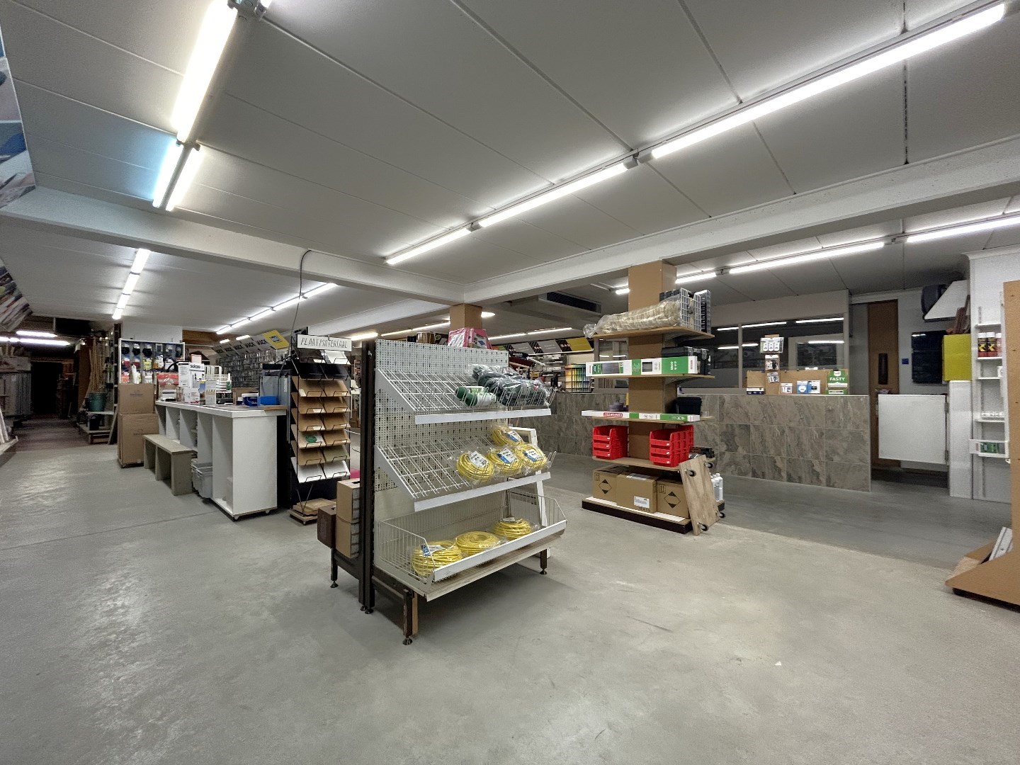 Handelsgelijkvloers op commerciële ligging in centrum Geel 