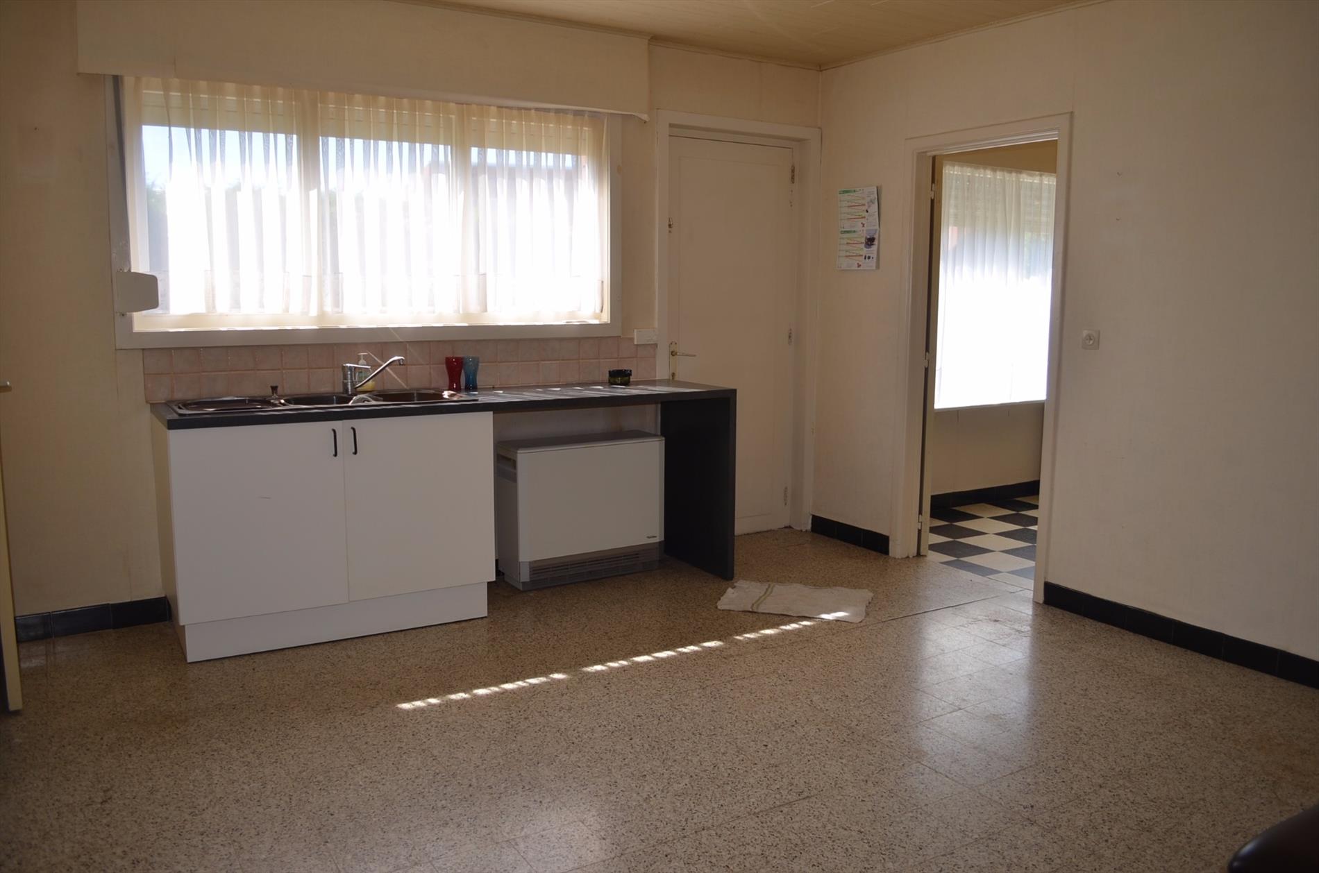 Te renoveren ruime bungalow met 3 slpks en garage te Adegem 