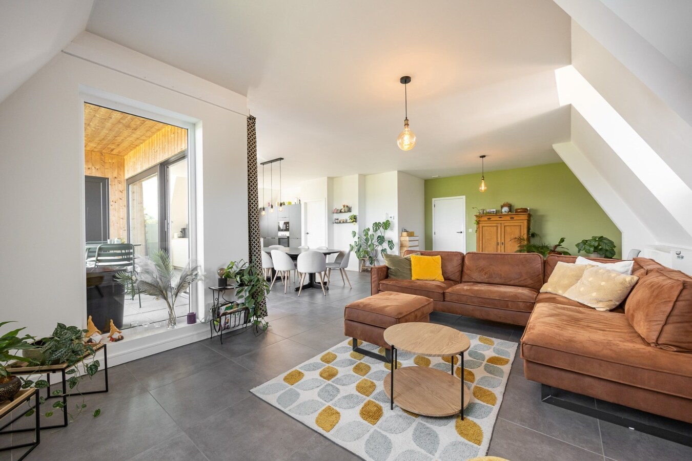 Prachtig, energiezuinig dak appartement met 3 slaapkamers, terras en carport 