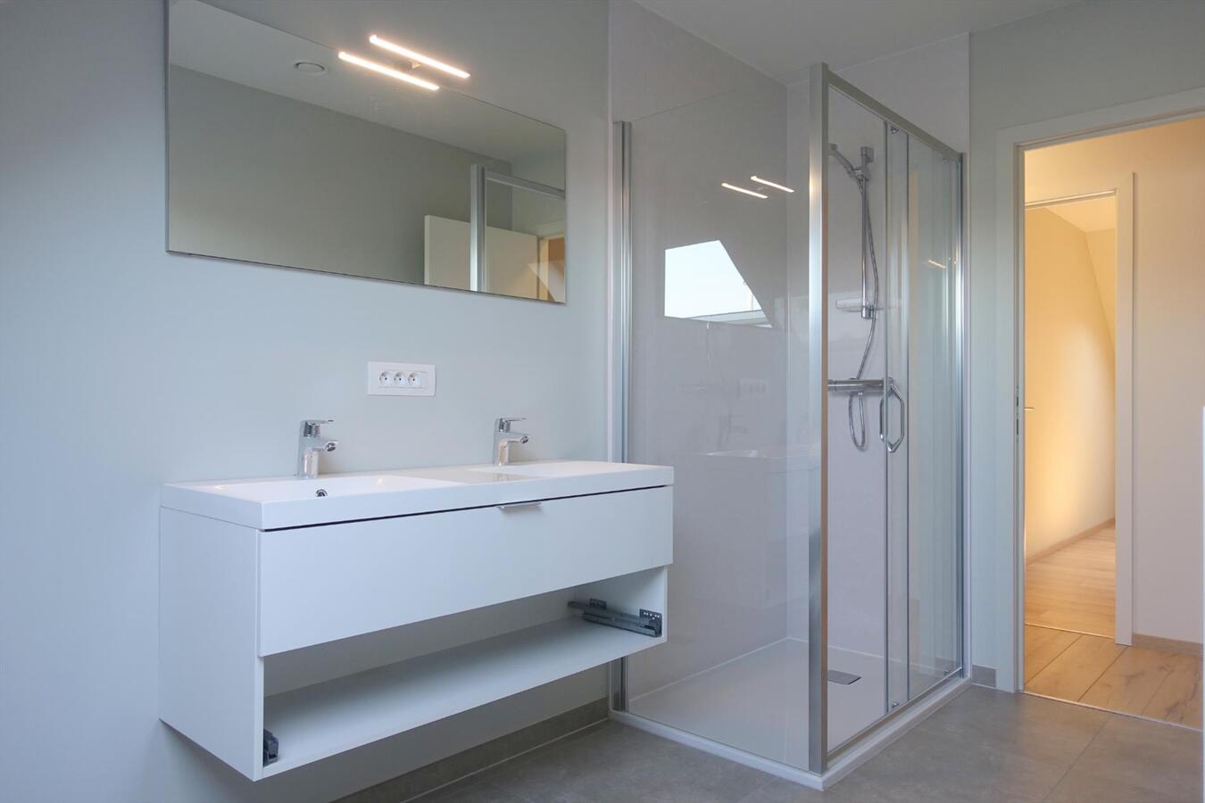 Halfopen nieuwbouwwoning in pastoriestijl 