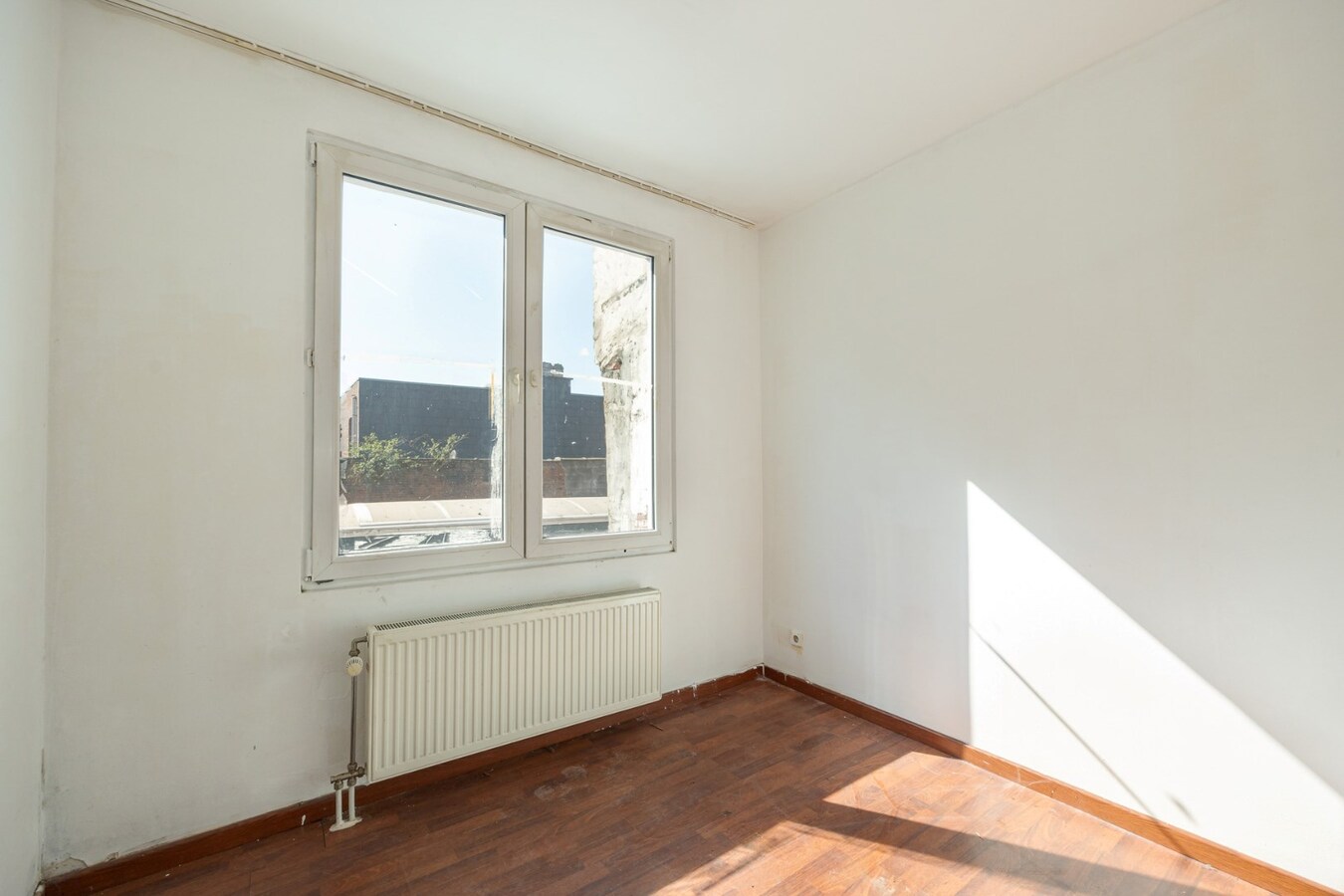 Te renoveren opbrengsteigendom met garage te Antwerpen! 