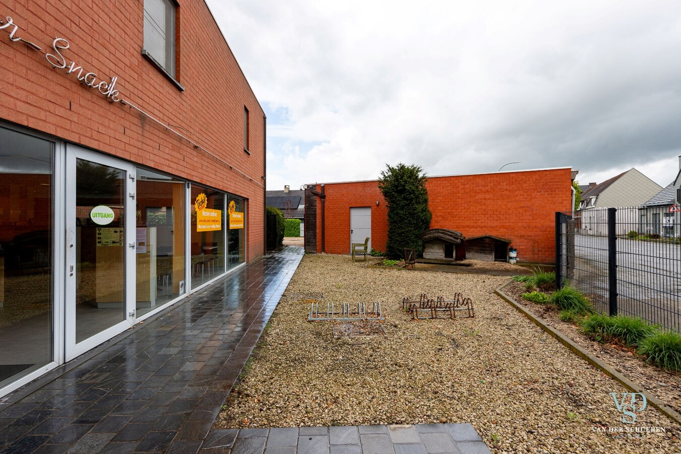 Handelspand mét woongelegenheid op commerciële locatie 