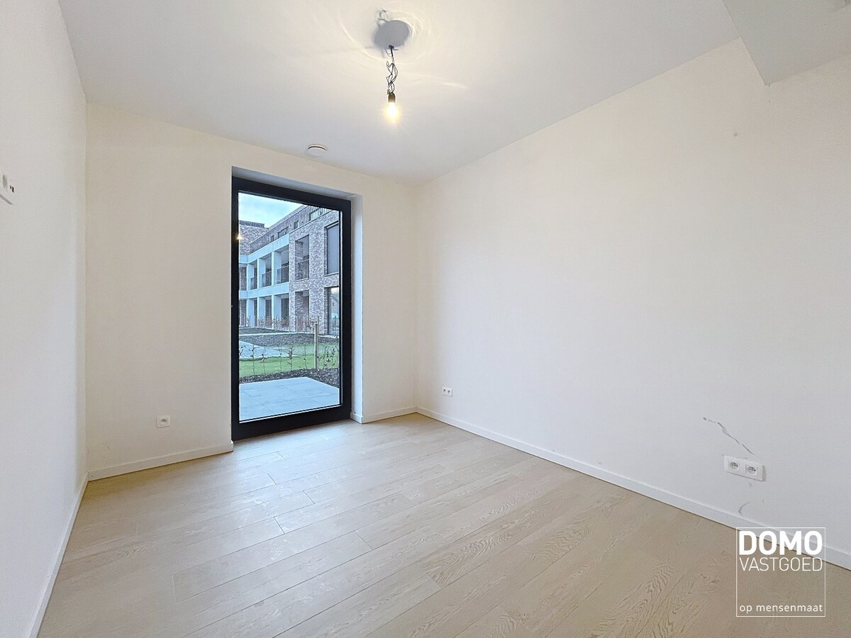 RUIM TWEE SLAAPKAMER APPARTEMENT MET TERRAS, LIFT EN AUTOSTANDPLAATS IN CENTRUM KERMT 