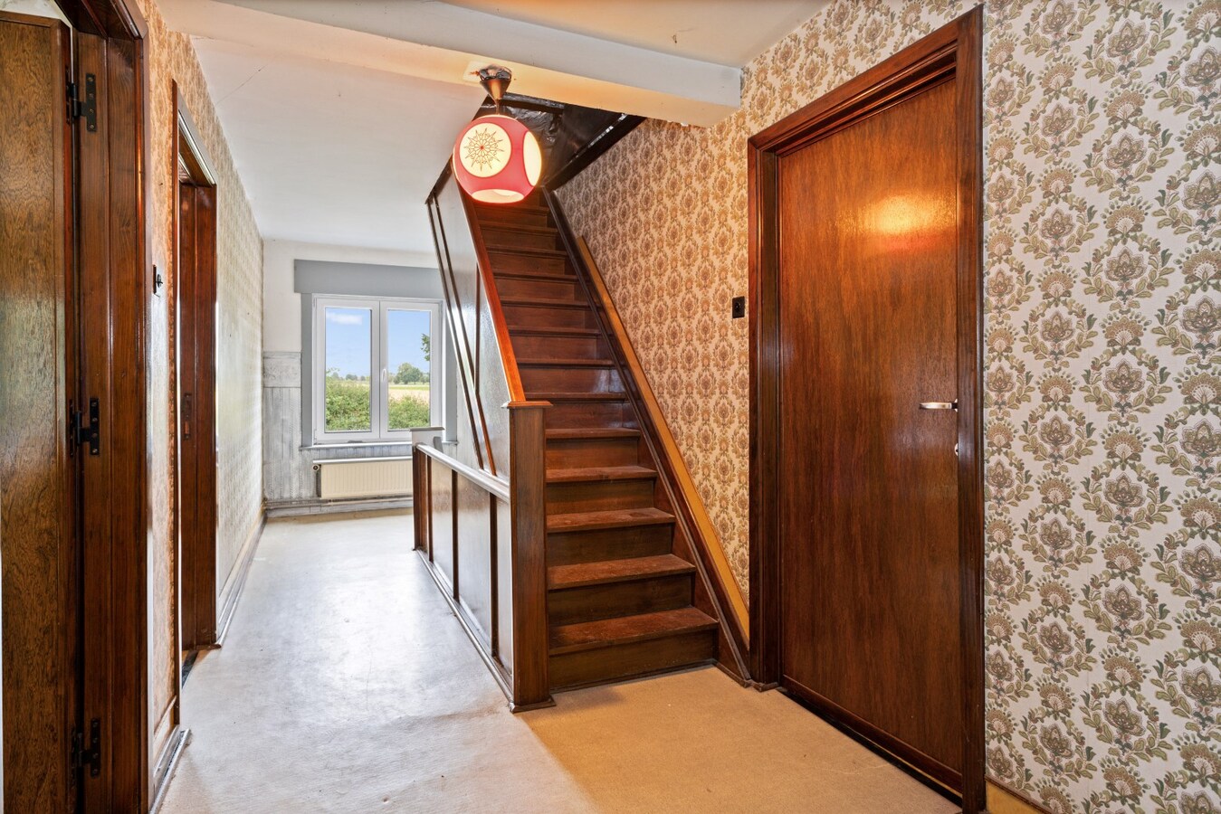 Verrassend ruime gezinswoning met garage op ruim perceel van 530m² 