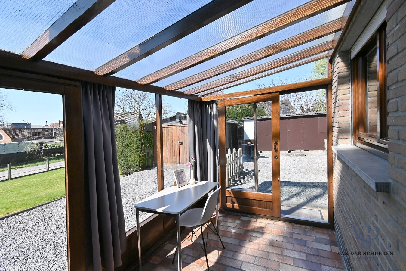 Op te frissen half open bebouwing 