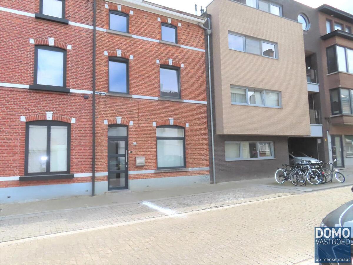Gerenoveerde rijwoning, centraal gelegen in Hasselt. Vlakbij het centrum van Hasselt, openbaar vervoer, scholen, winkels en autosnelwegen. 