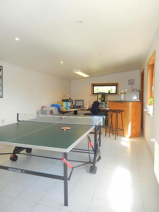 Instapklare woning met grote opslagplaats en 3 garages 