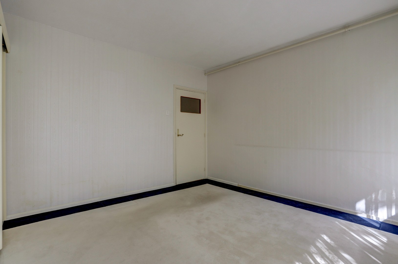 Bijna 100 m² gelijkvloers woonplezier op de begane grond met terras van ca. 36 m².  Deze 3- (voorheen 5) kamerwoning is gelegen op eigen grond! 