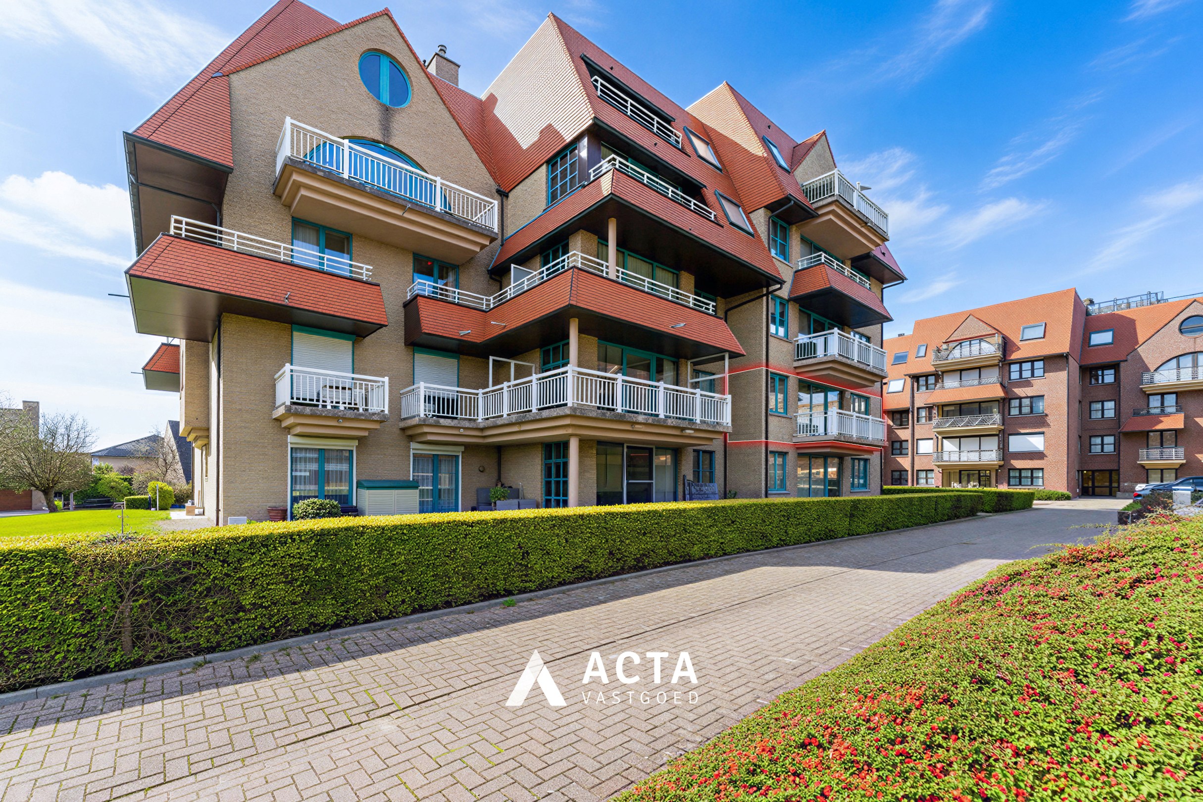 Ruim hoekappartement met twee slaapkamers in Mariakerke 