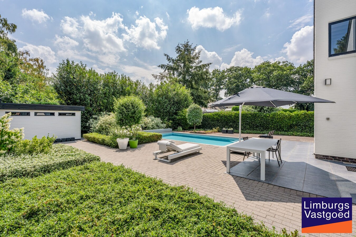 Moderne architectenwoning met mooie tuin en zwembad, 5 slaapkamers in Hasselt, OB op 8a12ca in doodlopende straat 