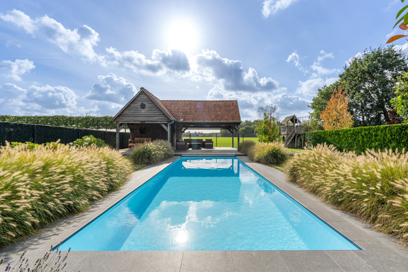Stijlvolle villa in tijdloze pastorijstijl met zwembad en exclusieve tuinbeleving. 
