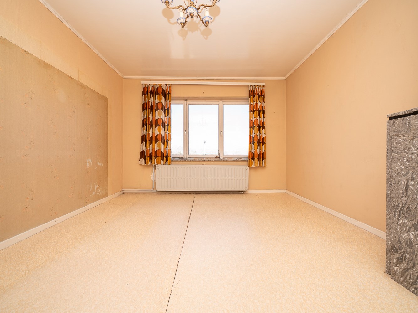 Knappe te renoveren gezinswoning met veel potentieel 