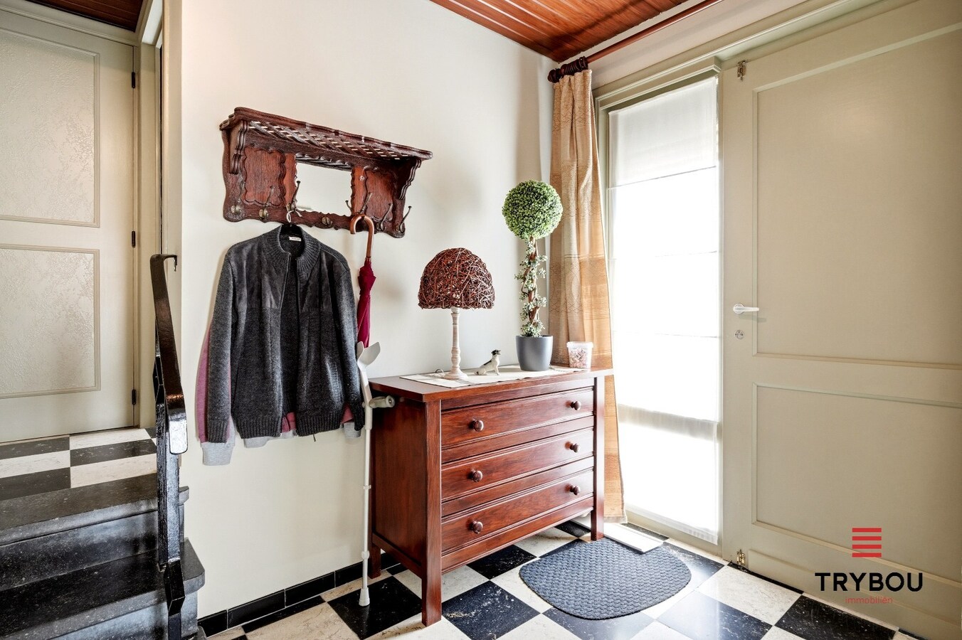 Alleenstaande woning op een ruim perceel met 3 slaapkamers en 2 garages! 