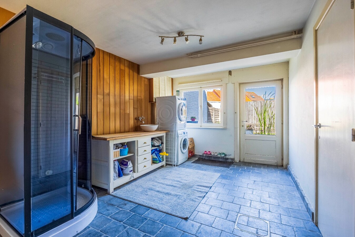 Instapklare bel-etagewoning met garage, zonnepanelen en aangename buitenruimte in het centrum van Heist. 