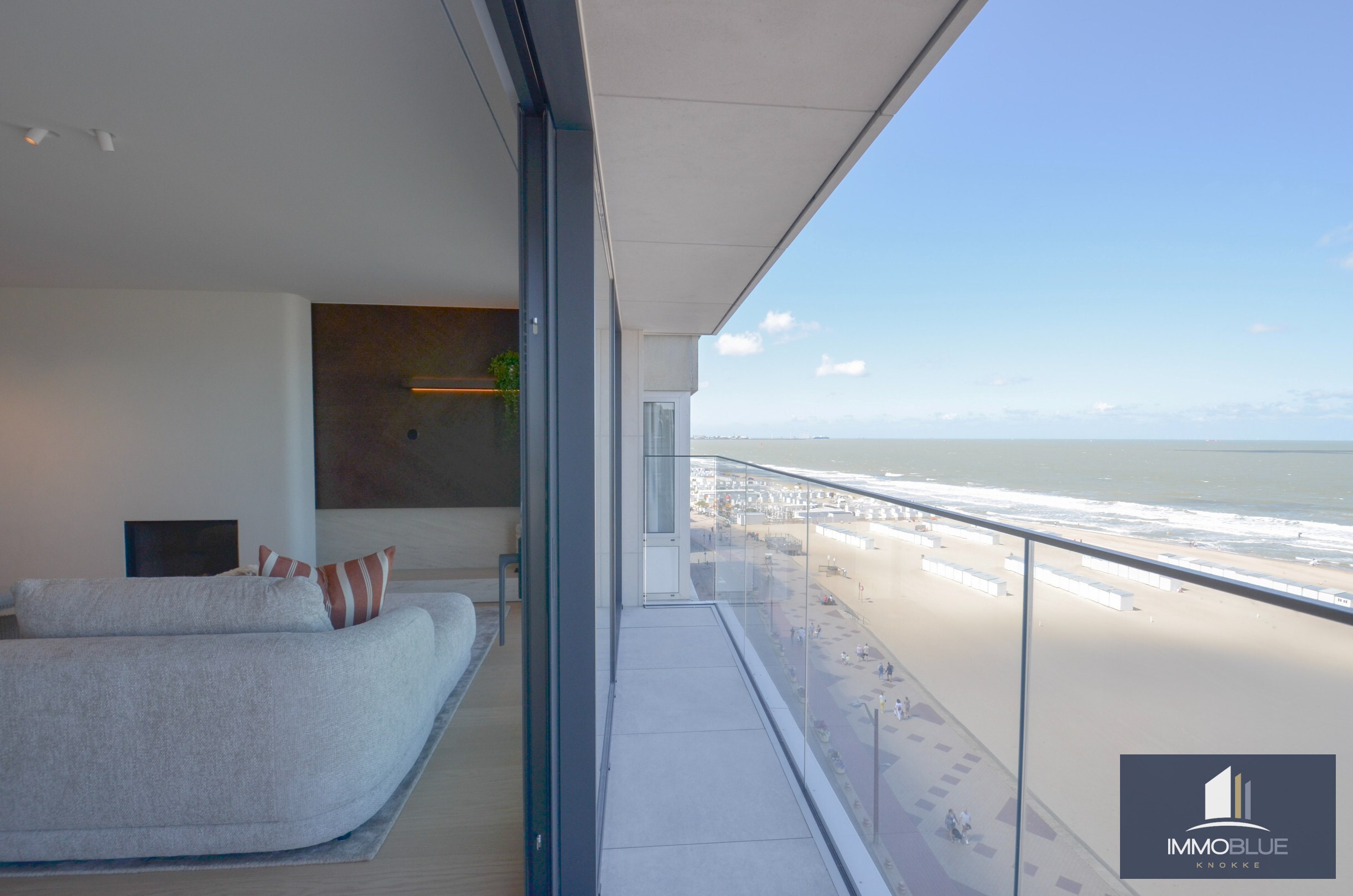 Appartement exceptionnellement rénové avec vue mer frontale situé au Zoute. 