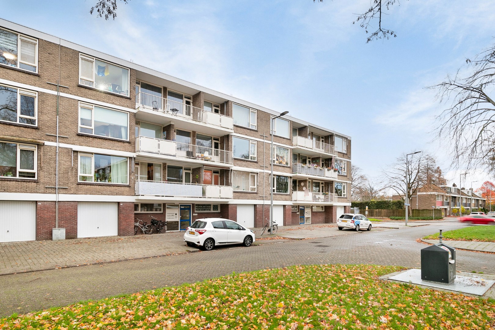 Instapklaar 3 kamer appartement op de 1e verdieping met keurige keuken en badkamer, balkon op het zuidoosten, berging in de onderbouw en gelegen op eigen grond. 