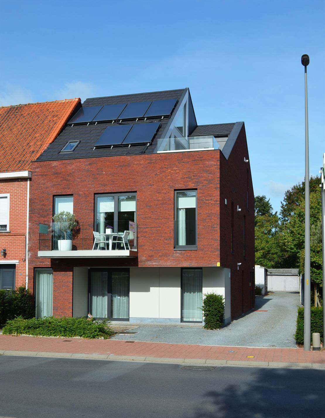 Recent gelijkvloers app. 2 slpks, terras, standplaats en tuin te Lembeke 