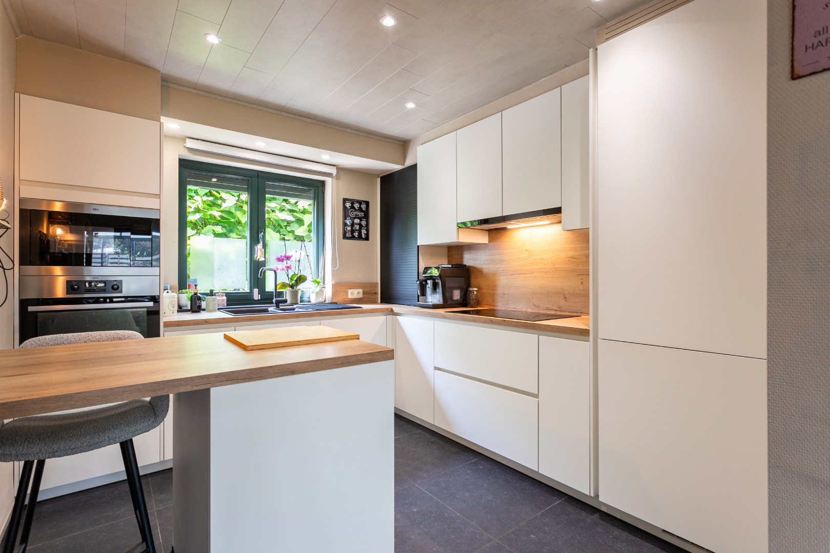 Gerenoveerde villa met 4 slaapkamers, garage en tuin in gegeerde woonwijk te Buizingen 