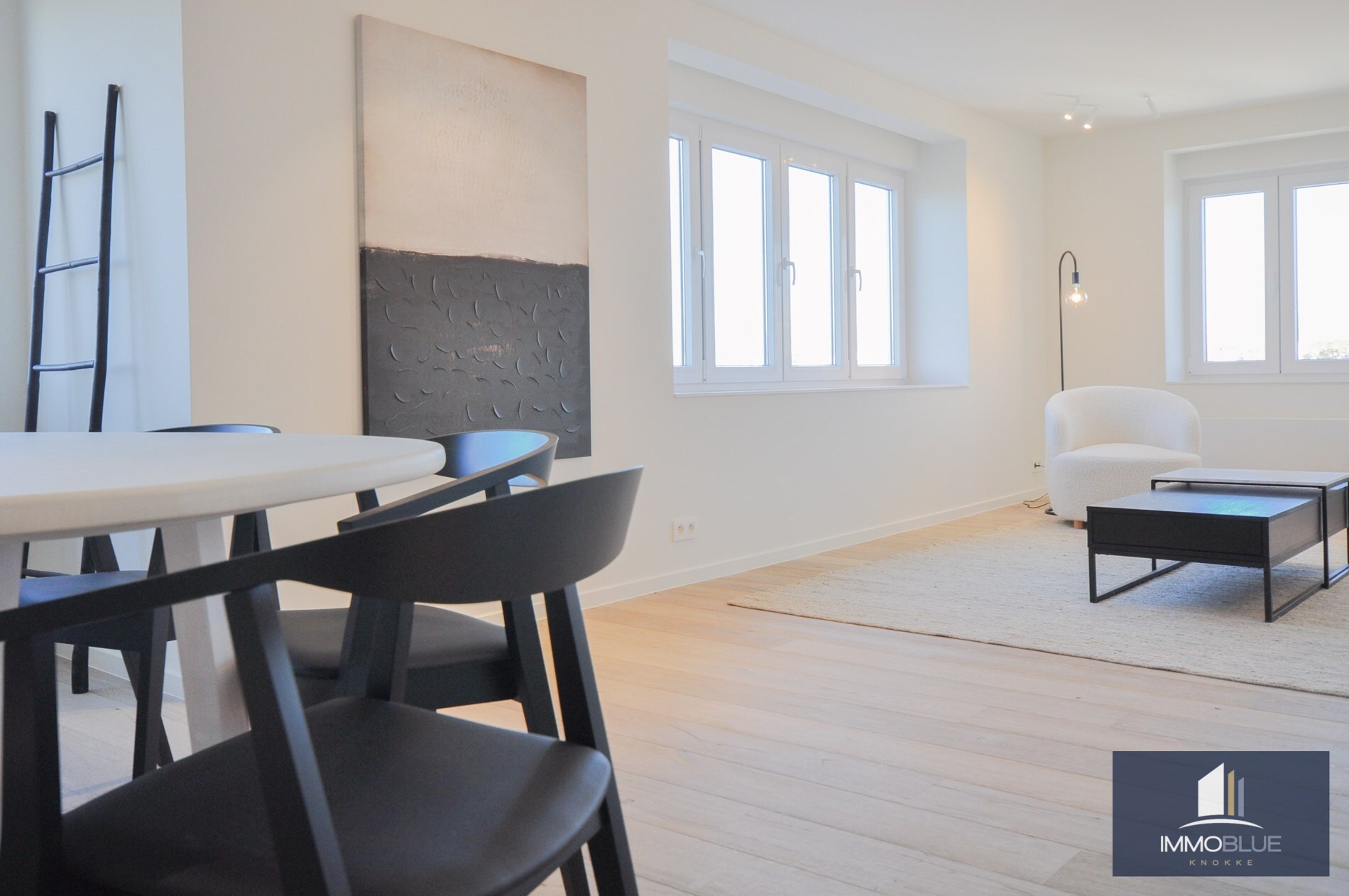 Appartement entièrement rénové et situé au calme, offrant une vue magnifique sur le Zegemeer. 