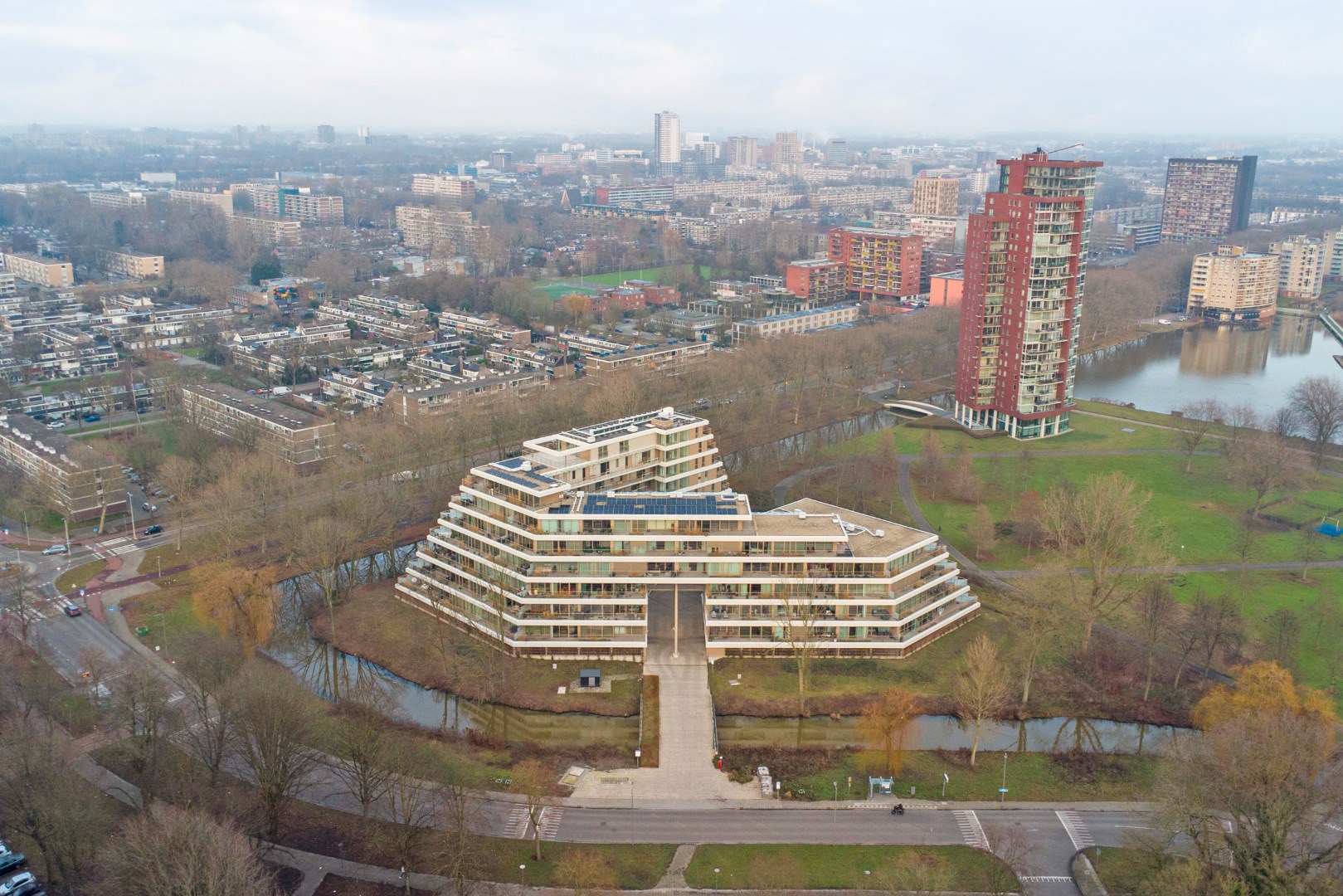 Modern en energiezuinig appartement (A++) met ruim terras op het westen, eigen parkeerplaats, fraaie keuken, badkamer en gelegen op eigen grond. 