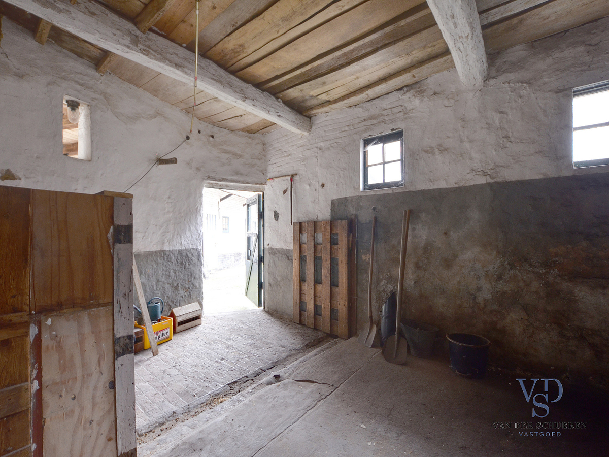Stevige woning met karaktervolle stallingen in hartje Dikkelvenne. 
