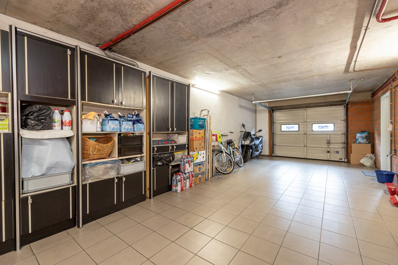 Opbrengsteigendom met 5 appartementen en 3 garages 