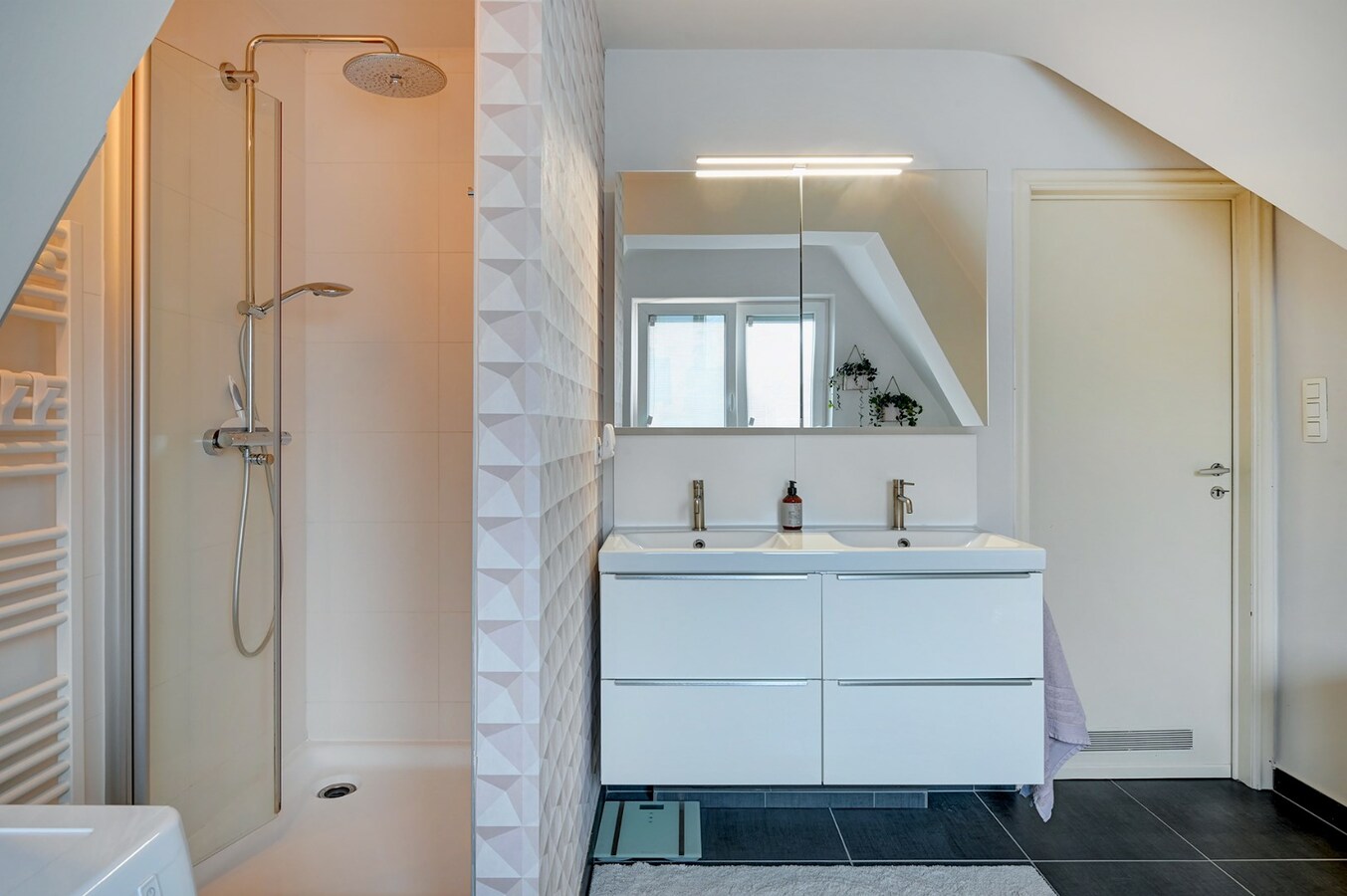 Totaal gerenvoveerde, charmante, halfopen woning met tuin, terras en garage in Kuringen (Hasselt ) 