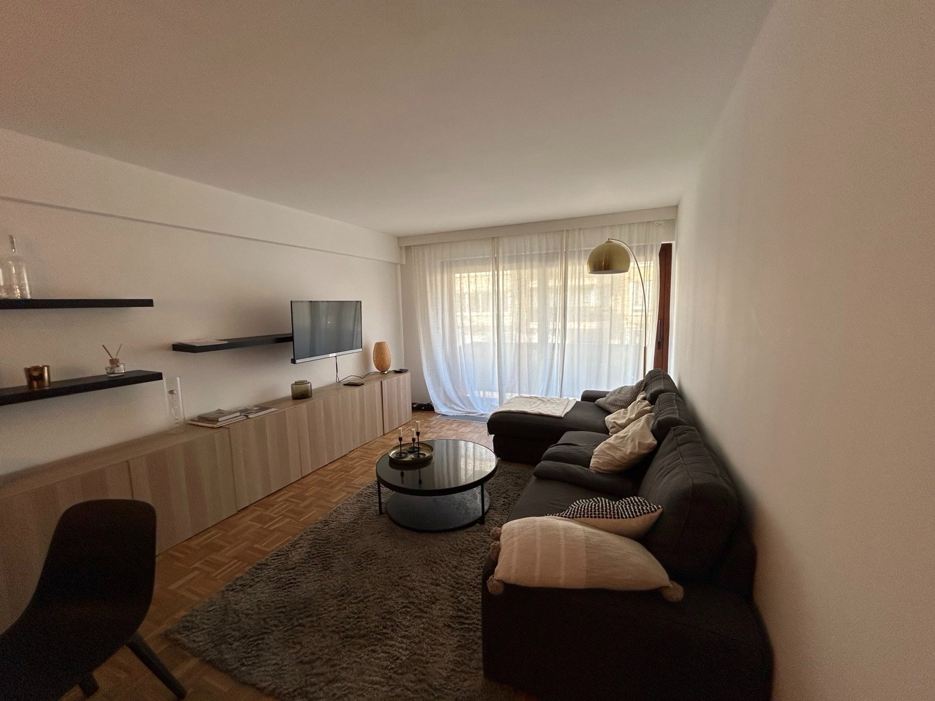 GEMEUBELD: Lichtrijke gerenoveerde appartement met  zuidgericht terras op wandelafstand van het strand en de winkels. 