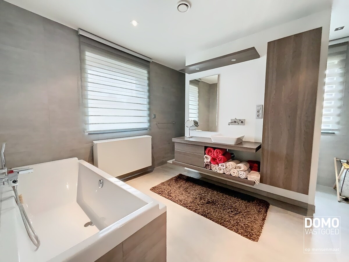 MODERNE OPEN BEBOUWING MET TUIN, INPANDIGE GARAGE EN 2 SLAAPKAMERS TE STOKROOIE 