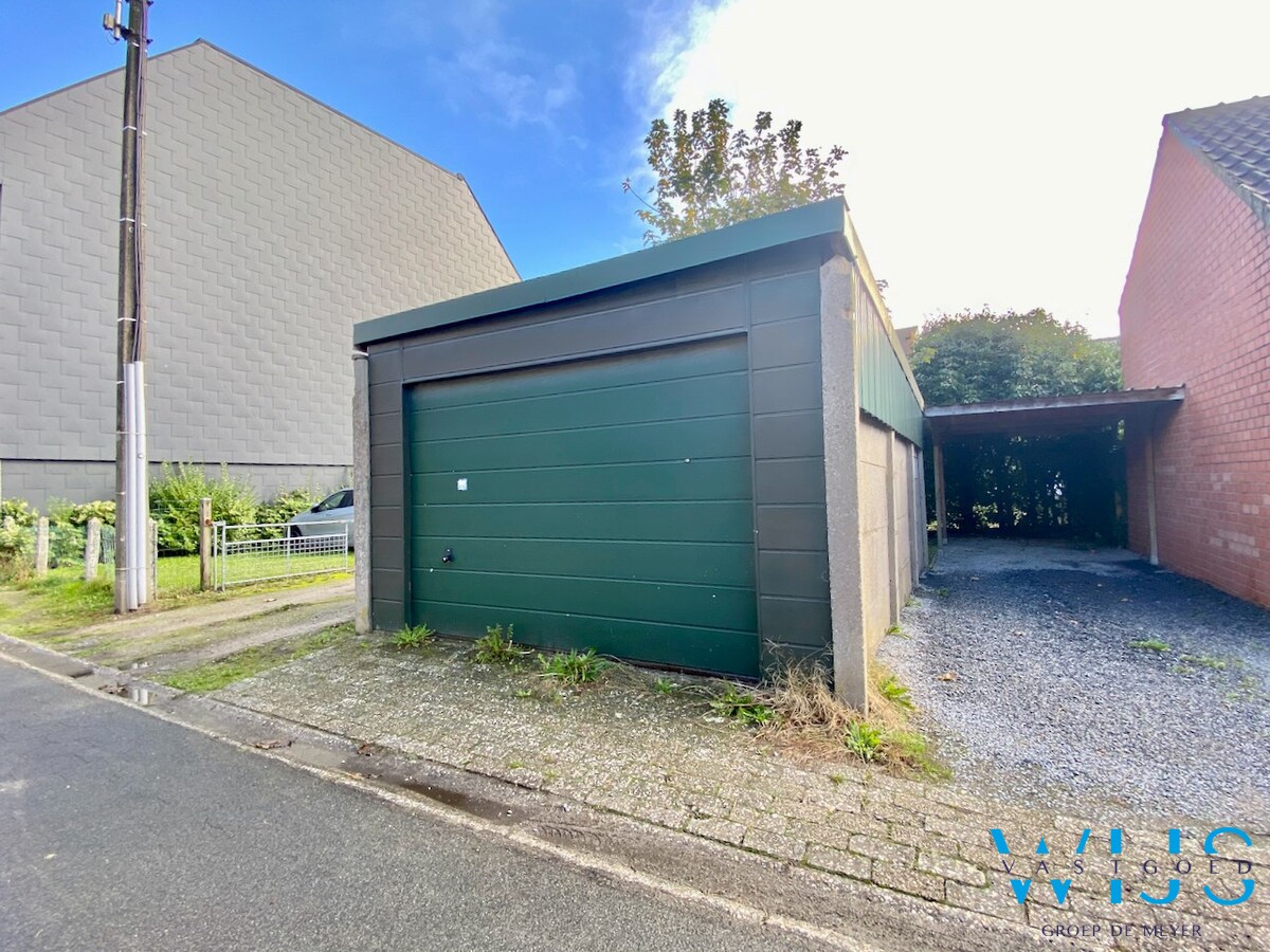 Goed gelegen handelspand met garage te CENTRUM ERTVELDE ! 