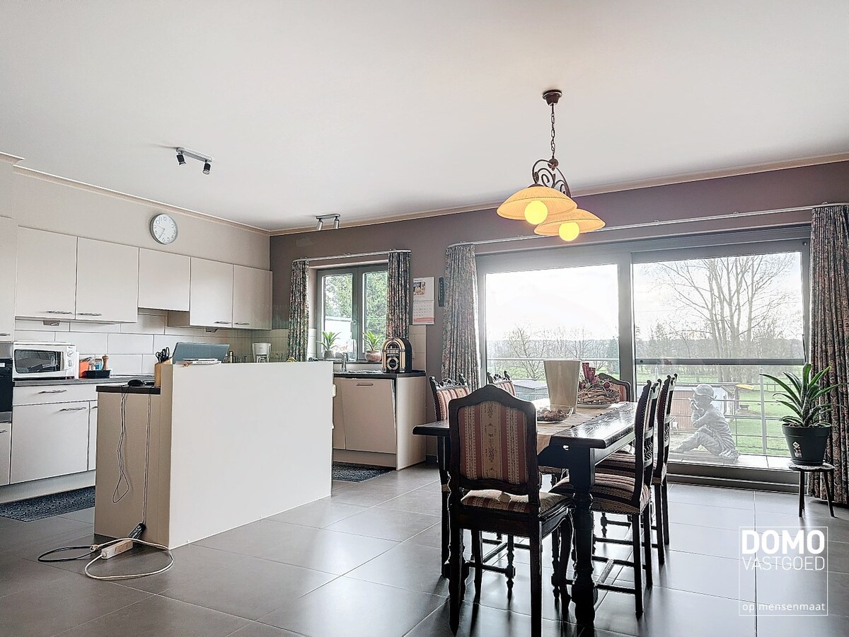 Ruim gelijkvloers appartement voorzien van 2 slaapkamers met zonnig terras in het centrum van Meldert. 