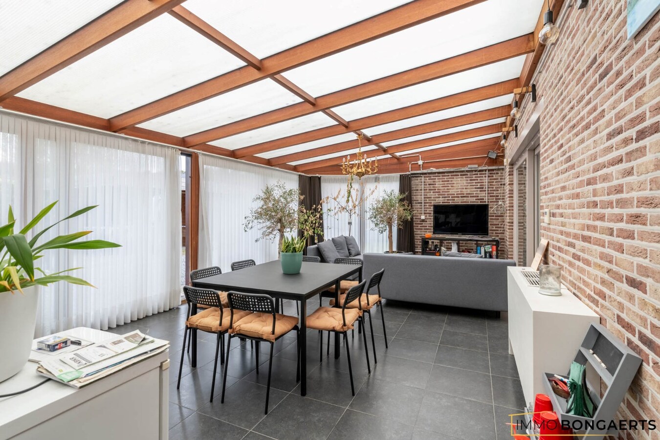 Ruime woning met drie slaapkamers en leefveranda 