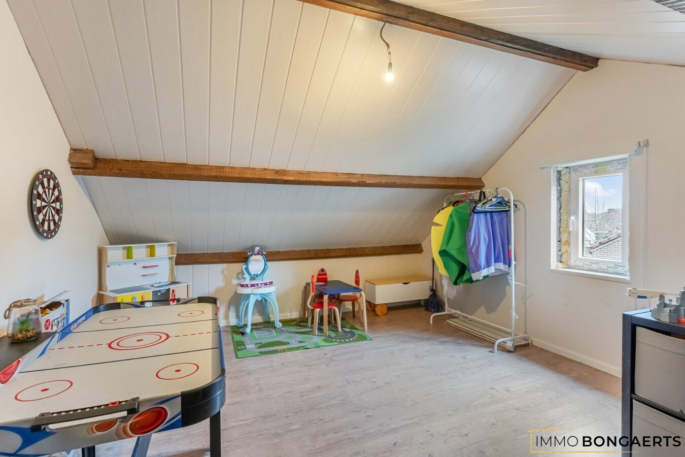 Gerenoveerde woning met 4 slaapkamers op rustige ligging 