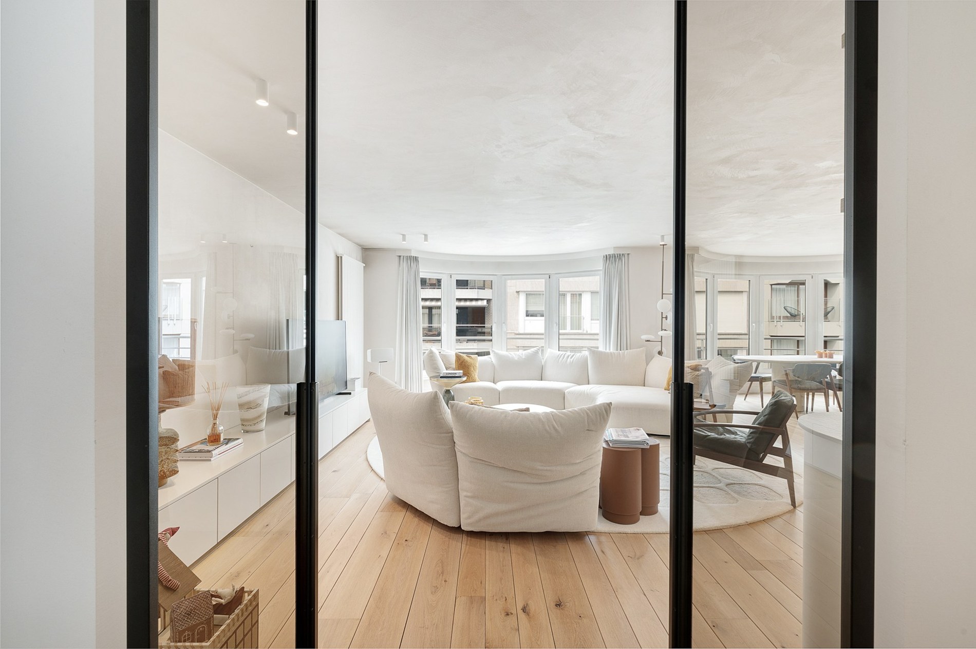 Ruim appartement van 138 m² gelegen op de Jozef Nellenslaan te Knokke en combineert ruimte, lichtinval en comfort. 