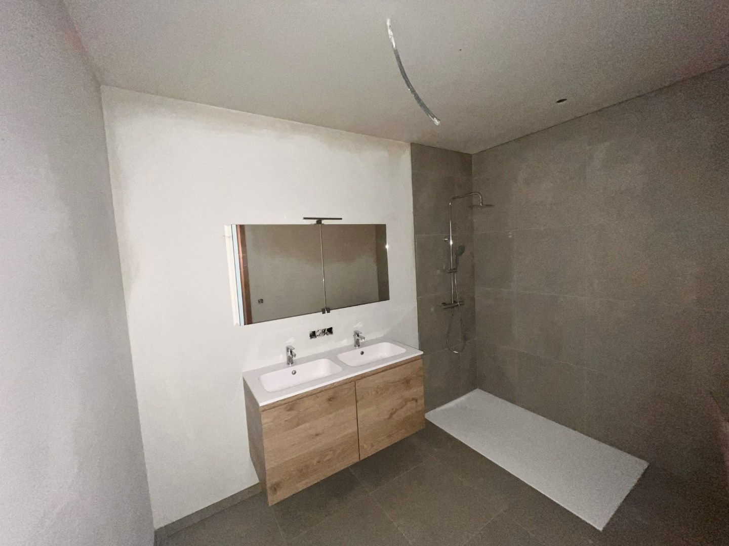 Afgewerkte woning met 2 slaapkamers &amp; ruim zonnig terras en tuin + autostaanplaats en berging 