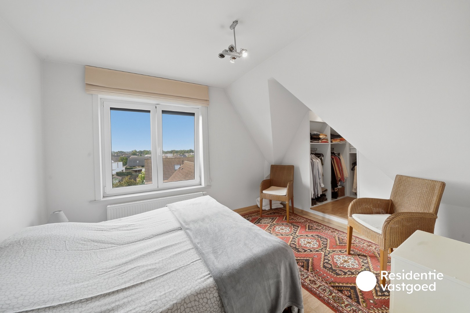 Ruim en lichtrijk duplexappartement met garage en twee terrassen in centrum Eernegem 