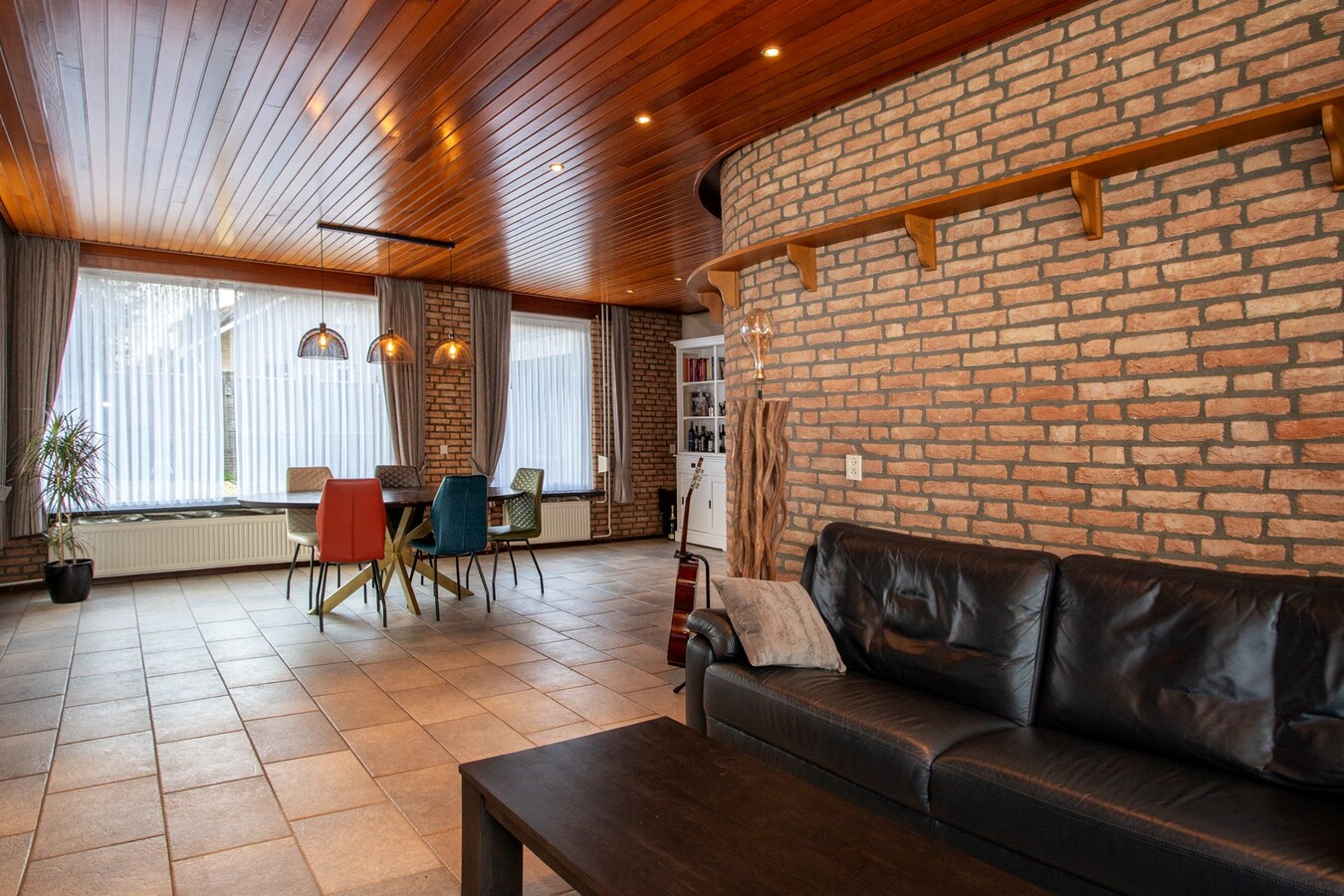 Degelijke vrijstaande woning met groot bijgebouw gelegen op een hoekperceel in Hooge Mierde. 