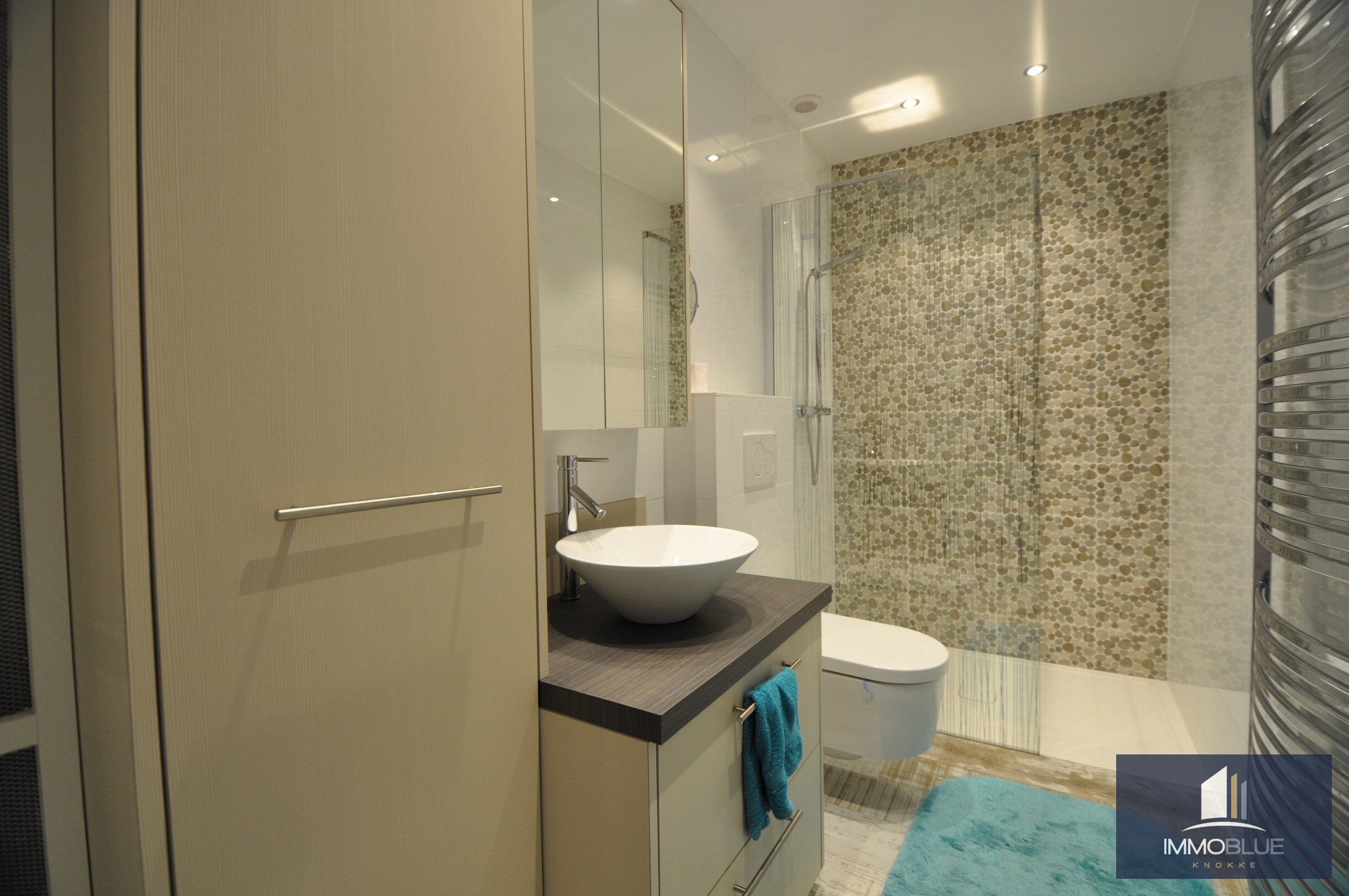 Appartement agréable situé à quelques pas de la mer et de la place Van Bunnen. 