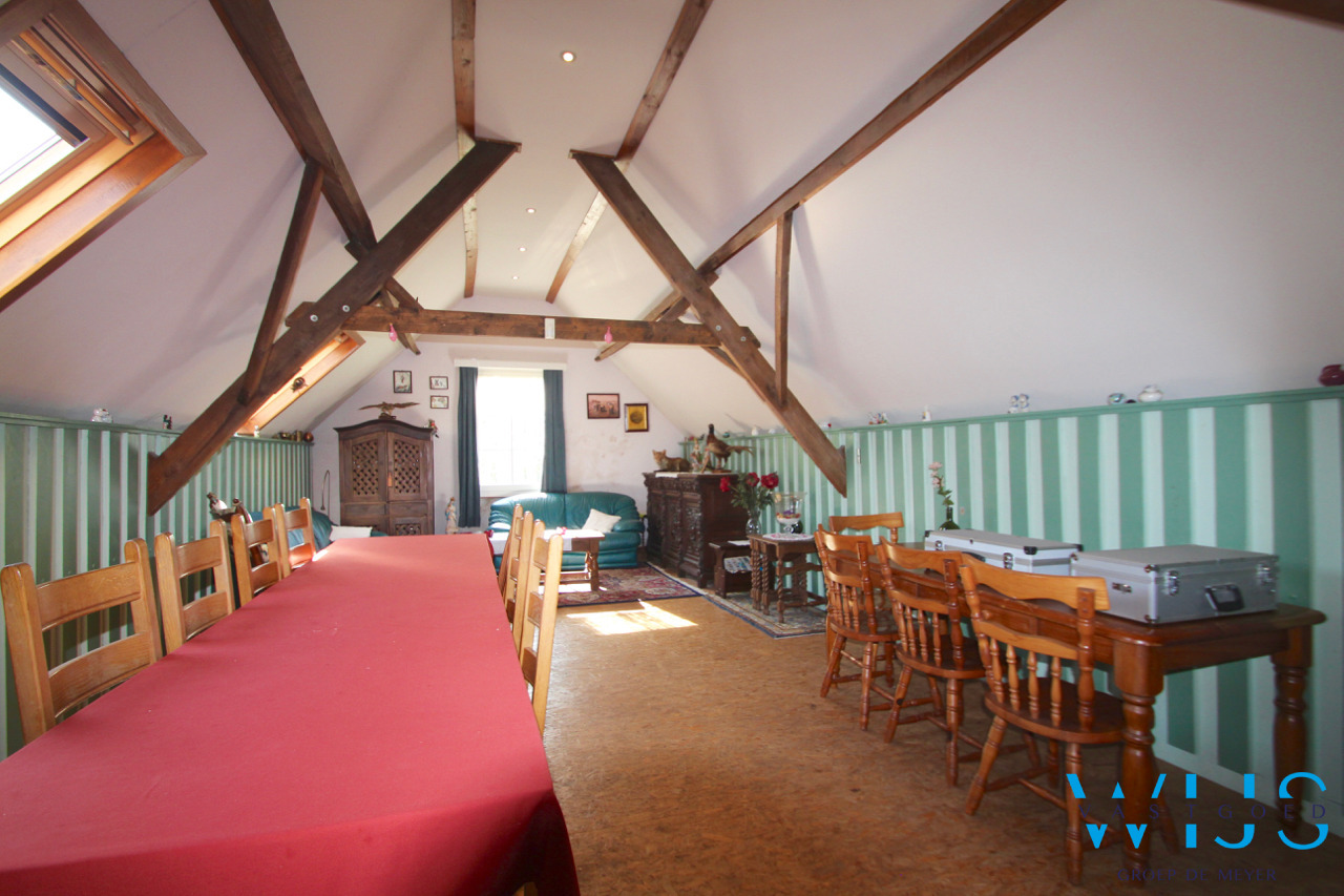 Fenomenaal gelegen Hoeve met bijgebouwen te Assenede ! 