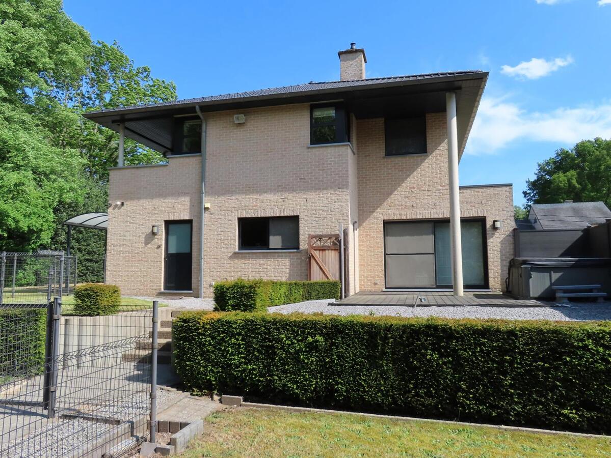 Prachtige villa, rustig gelegen te Houthalen. Dichtbij autosnelwegen en openbaar vervoer. Het centrum van Houthalen op 5 minuten en Hasselt op 15 minuten. 