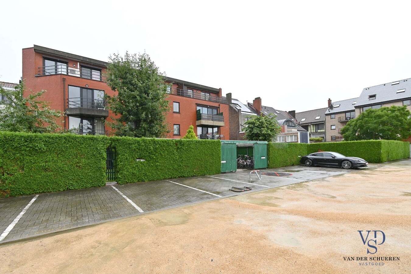 Degelijk investeringsappartement met garage. 