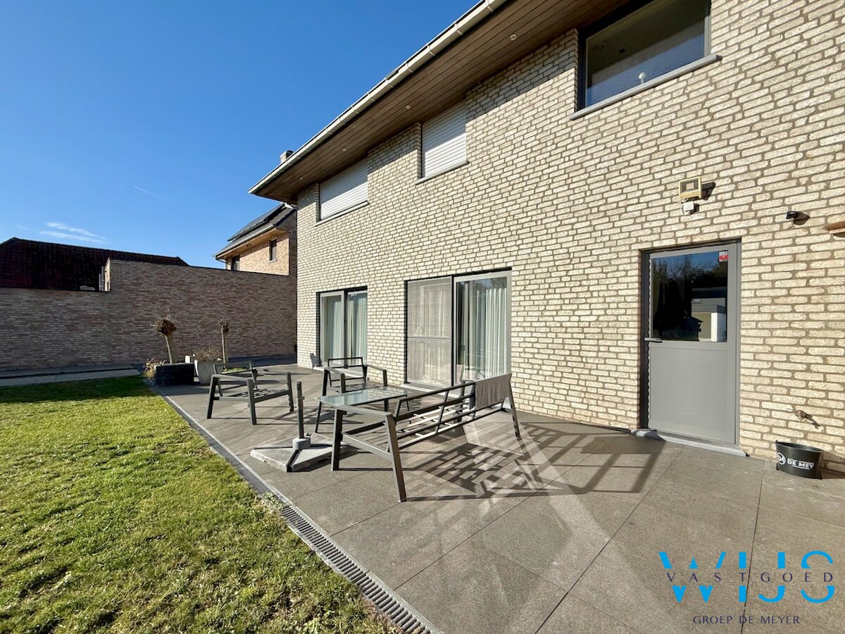 Ruime, energiezuinige gezinswoning te Oosteeklo ! 