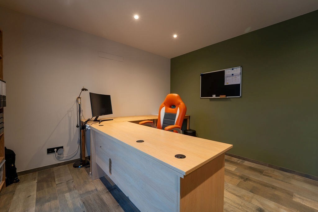 PRACHTIG GERENOVEERDE WONING MET 3 SLAAPKAMERS, 2 BADKAMERS, INPANDIGE GARAGE EN PAARDENSTALLINGEN MET ENERGIEZUINIG EPC TE WIJER (NIEUWERKERKEN) 