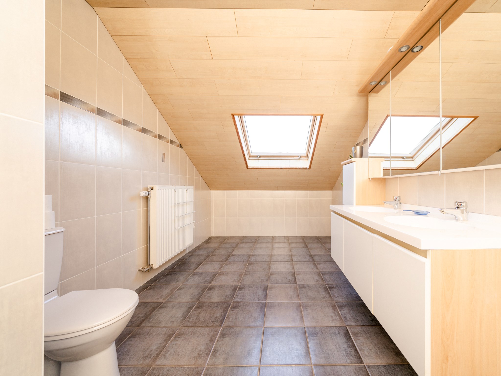 Energiezuinige, recente woning met 3 kamers, garage en tuin 