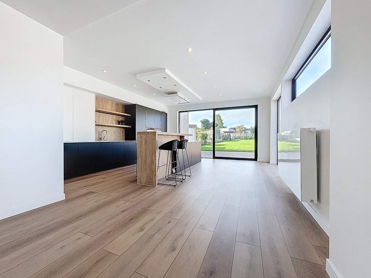 Knappe renovatie met ZW-tuin op gunstige locatie te Zottegem 