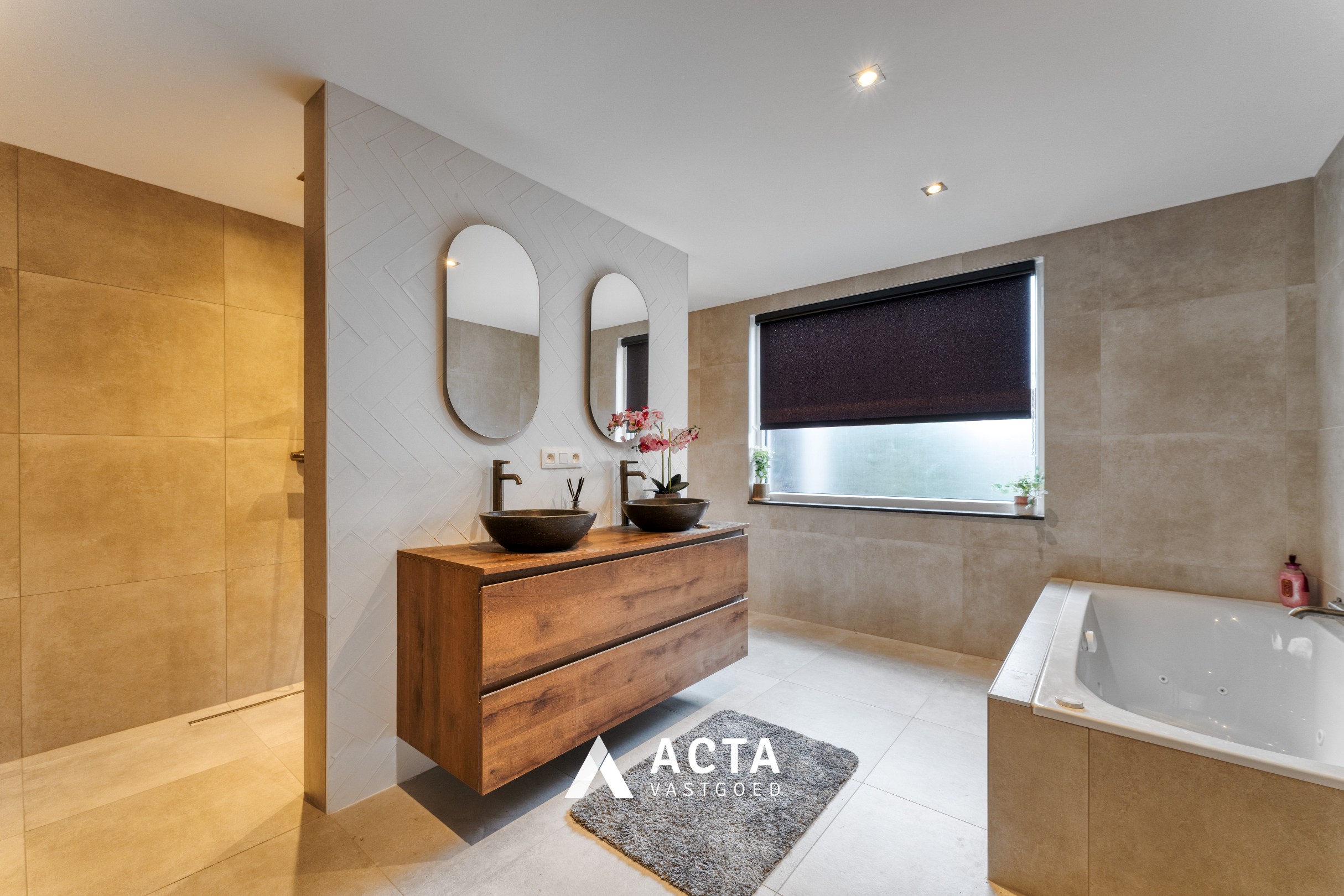 Gerenoveerde villa met vier slaapkamers in de Vicognewijk! 