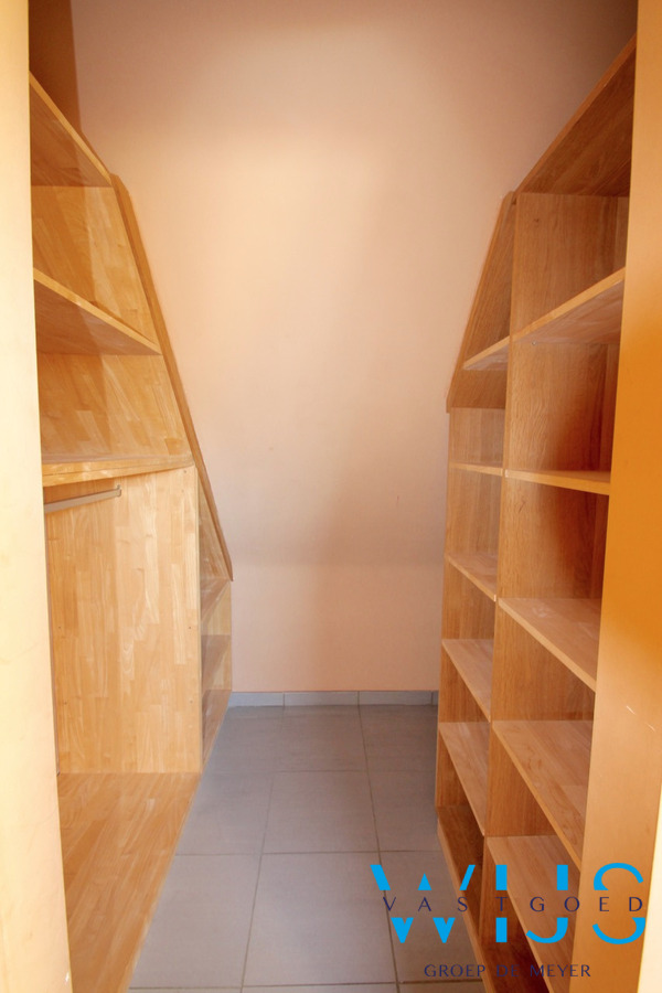 Zeer ruim lichtrijk appartement met 4 slaapkamers ! 